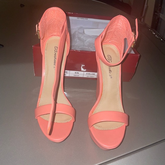 Peach Wedge size 8 woman’s - Picture 1 of 2